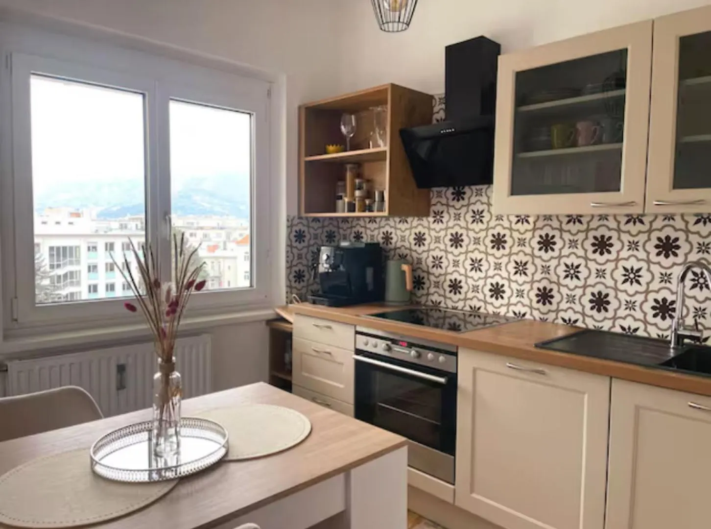 Tamliving Graz Zentrum Balkon Kuche Smart Tv Ausblick
